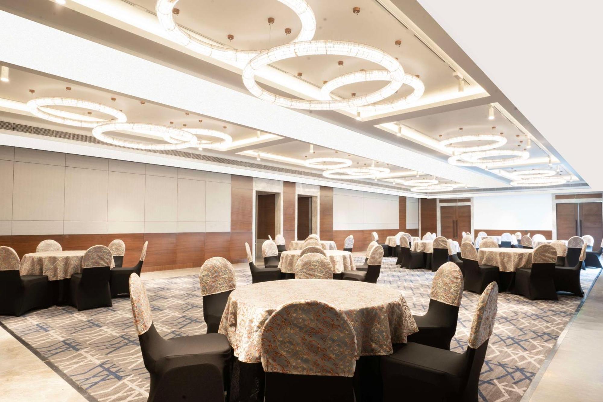 Radisson Hotel Vrindavan Bagian luar foto