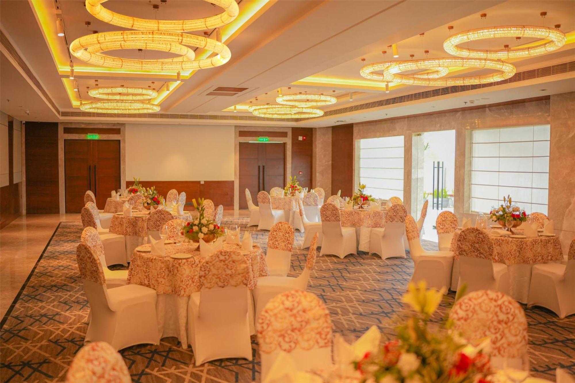 Radisson Hotel Vrindavan Bagian luar foto
